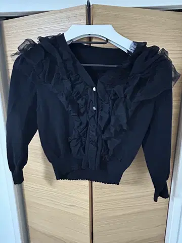 프릴이 달린 블랙 가디건