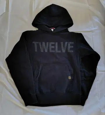 블랙 후드티 TWELVE 로고 후드 부착