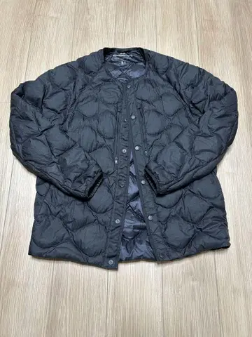 UNIQLO 화이트 마운티니어링 울트라 라이트 다운 M