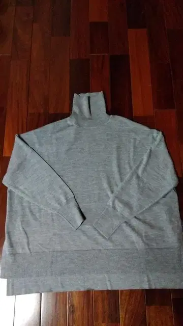 새상품 시착만 한 상품 Biella Yarn 그레이 터틀넥 스웨터