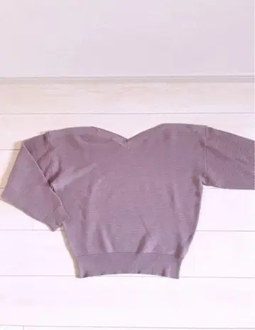 택 포함 미사용 새상품 MOUSSY 퍼플 V넥 니트