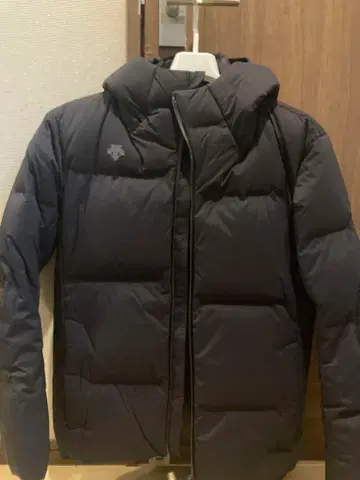 DESCENTE 후드 부착 블랙 다운 자켓