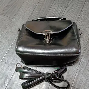 블랙 숄더백 플랩식