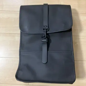블랙 합성 피혁 플랩식 백팩