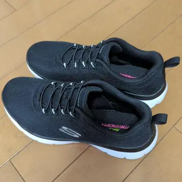 SKECHERS 메모리폼 블랙 스니커즈