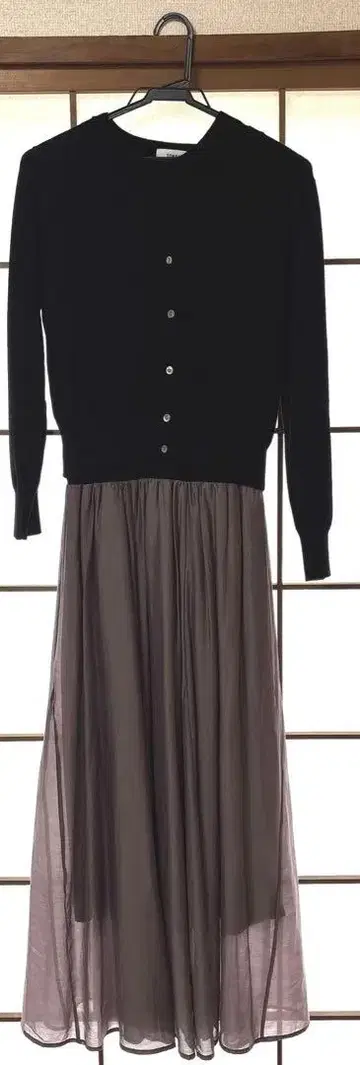 TONAL 셋업 블랙 가디건과 슬리브리스 원피스