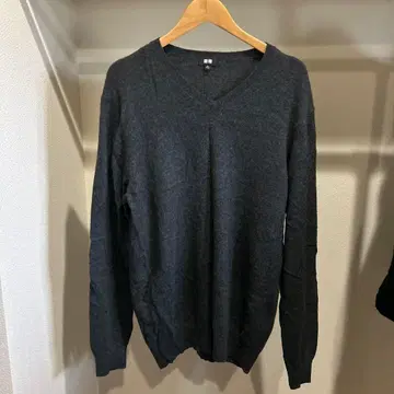 UNIQLO 다크 그레이 V넥 캐시미어 XL