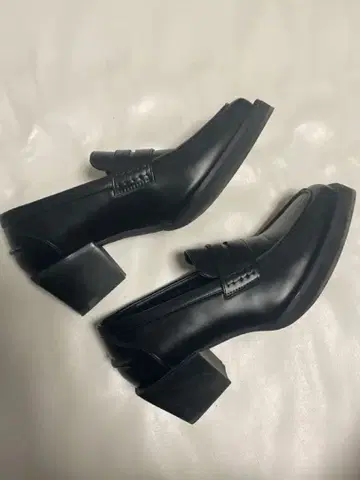 블랙 가죽 로퍼 힐