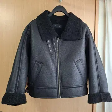 JEANASIS 지나시스 블랙 인조 가죽 보아 자켓
