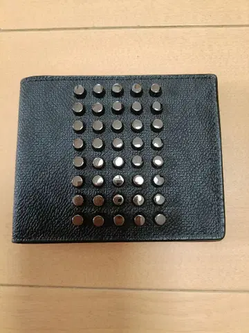 마이클코어스 스터드 장식 블랙 접이식 지갑
