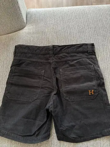 블랙 H 자수 숏팬츠