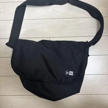 블랙 나일론 플랩 숄더백
