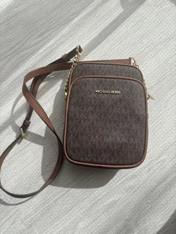 MICHAEL KORS 브라운 숄더백