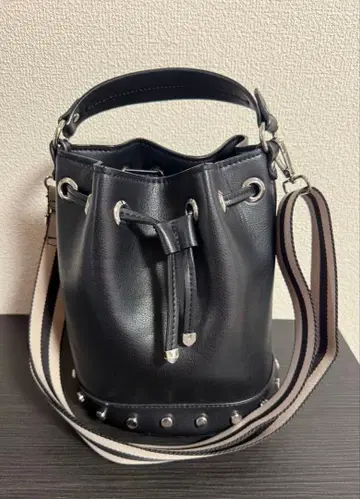 ZARA 스터드 장식 블랙 버킷 백