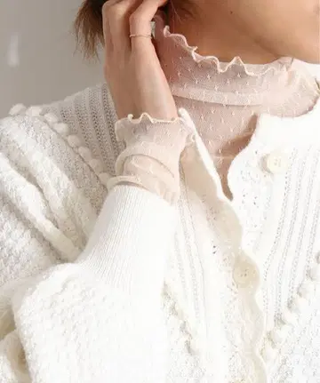 이에나 도트 튤 터틀넥 풀오버 화이트 이너 레이어드