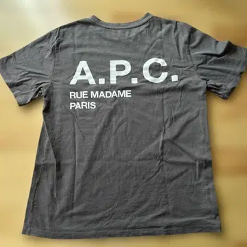 A.P.C. 티셔츠 백 프린트 있음