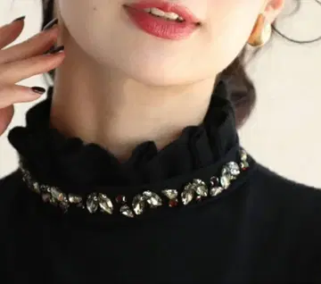 목의 비쥬가 멋진 스웨터