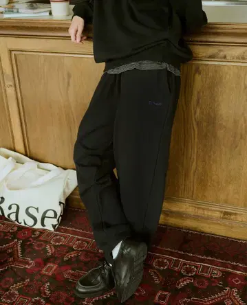 B.Base 로고 스웻팬츠 블랙