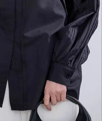 플리츠 디자인 밴드 카라 블라우스