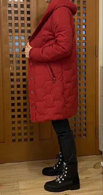 빨간색 롱 코트 후드 부착 데시구알 로고