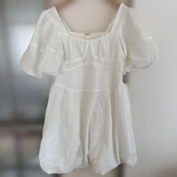 릴리 브라운 벌룬 실루엣 미니 원피스 반팔