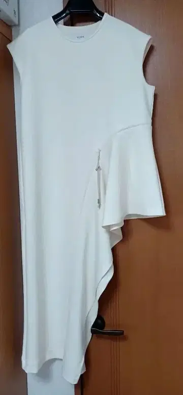 UJOH 우지 비대칭 화이트 상의