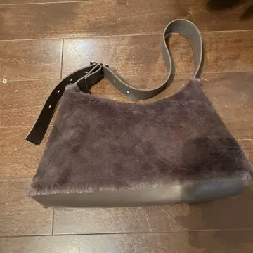 다크 브라운 숄더백 퍼