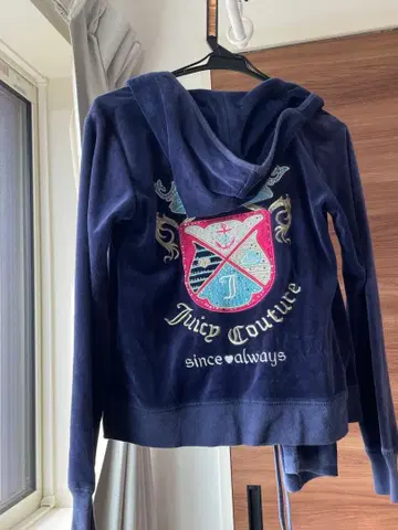 Juicy Couture 네이비 후드티