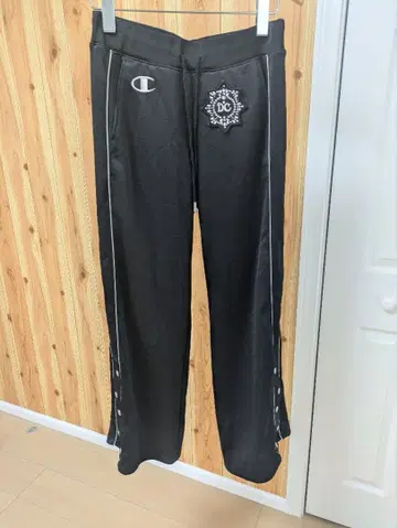 Champion DRESSCAMP 로고 비즈 자수 블랙 플레어 버튼 팬츠