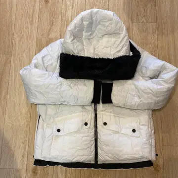 데시구알 화이트 x 블랙 숏코트