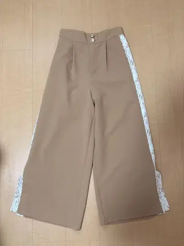 베이지 레이스 사이드 패널 팬츠