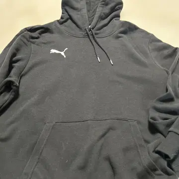 Puma 블랙 후드 부착 후드티 택에 칠해진 부분이 있습니다