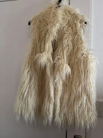 아이보리 인조 모피 베스트