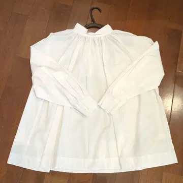 UNFILO 화이트 블라우스 리본
