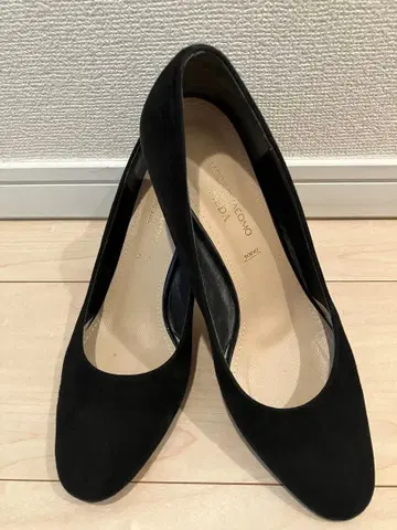블랙 스웨이드 펌프스