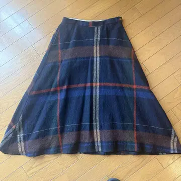 네이비 계열 체크 플레어 스커트