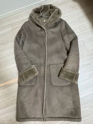 새상품급 H BEAUTY&YOUTH 후드 부착 무스탕 코트