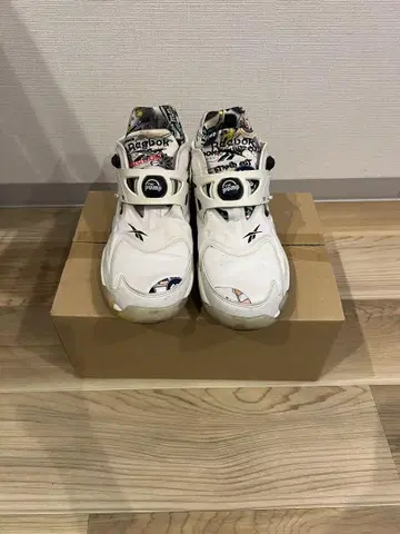 Reebok 화이트 스니커즈 그래픽