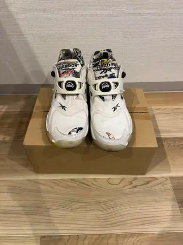 Reebok 화이트 스니커즈 그래픽