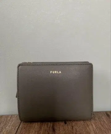새상품급 FURLA 훌라 2025년 신상  Nuvola 접이식 지갑