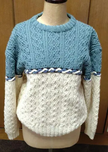 파랑과 하양의 뜨개질 니트 스웨터