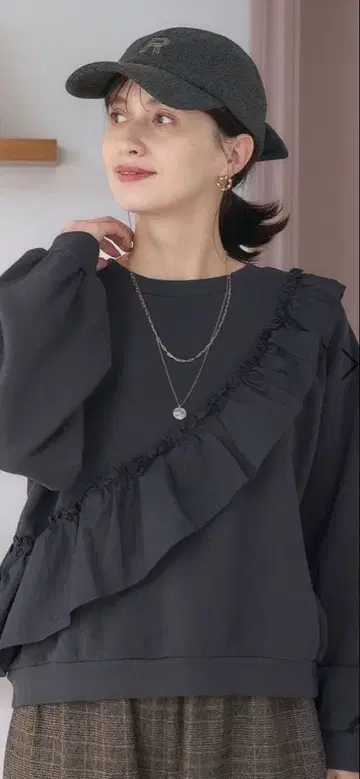 가격 인하 스튜디오 클립 사선 프릴 풀오버