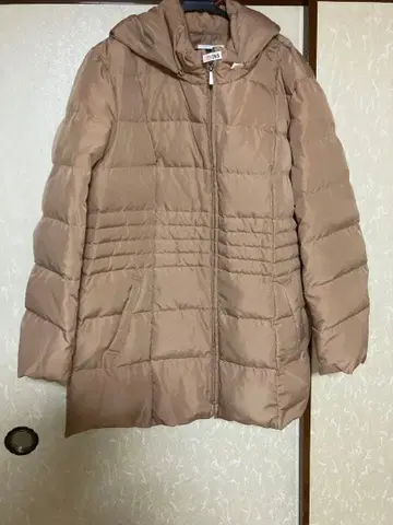 베이지 후드 부착 다운 자켓. 두꺼운 원단 삭스 7켤레 증정