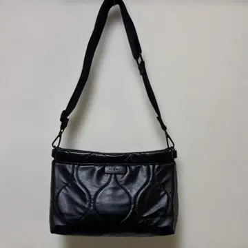 LE VERNIS 블랙 퀼팅 숄더백