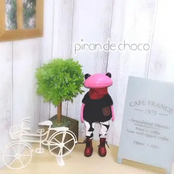 원더 프로그 아웃핏 블랙 상의와 모노톤 도트 팬츠