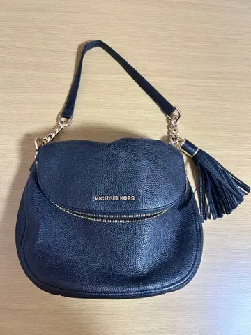 MICHAEL KORS 블랙 핸드백 태슬 포함