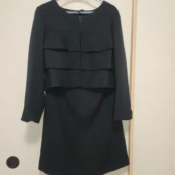 프릴 장식 블랙 긴팔 수트