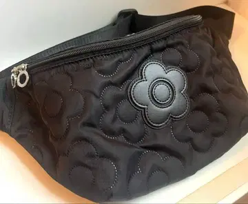 새상품급 MARY QUANT 바디백 퀼팅 꽃 데이지 블랙