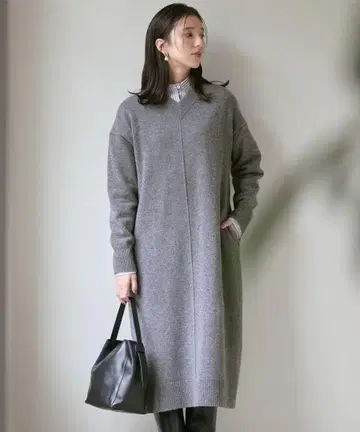 24AW 택 포함 새상품 니트 토탈 V넥 원피스 라이트 그레이