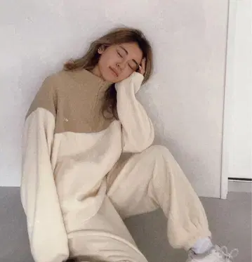 미사용 새상품 Alexia stam 베이지 플리스 지퍼 트레이닝복 세트